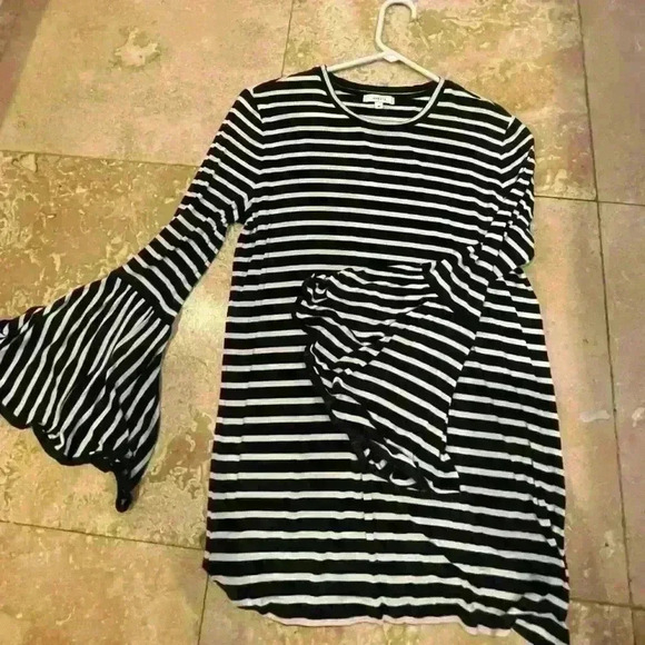 Stella & Dot black and white bell-sleeved top. Worn once! Size Medium. - Picture 3 of 6